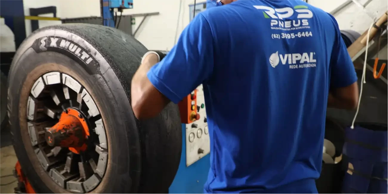 Pneus Remoldado ou recapado? Entenda o que rende mais na sua frota