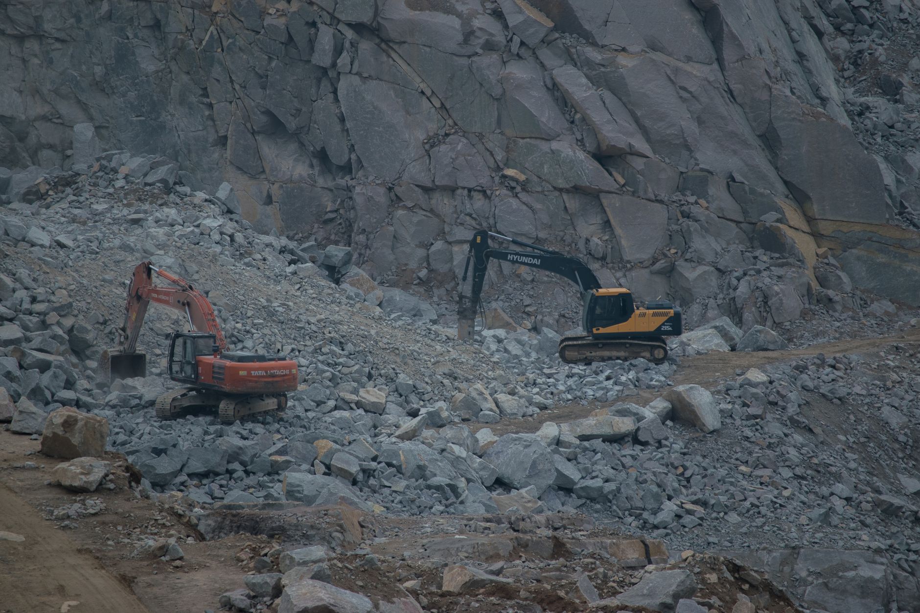 Pneus OTR para Mineração: Como Garantir Segurança Operacional em Equipamentos Pesados de Grande Porte
