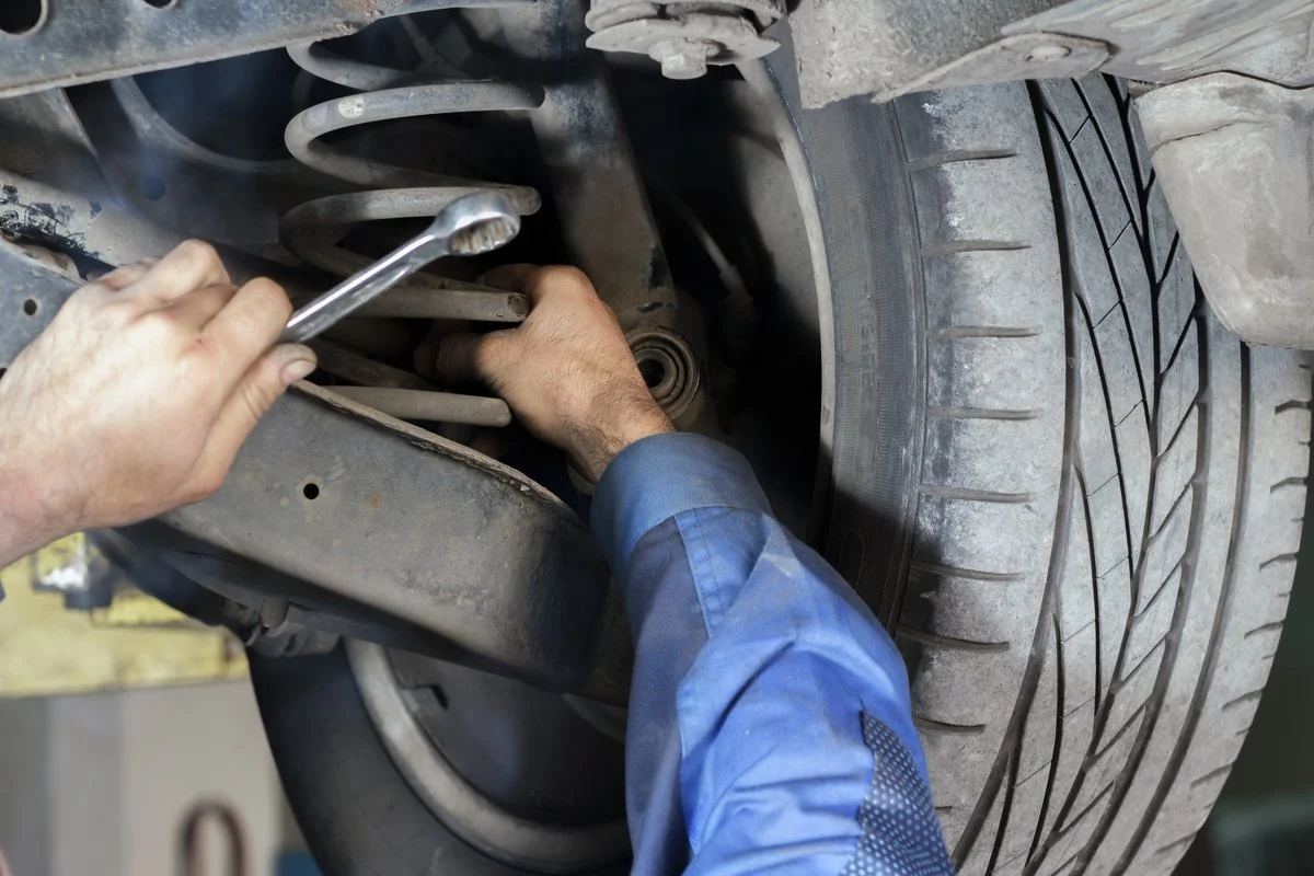 Como a suspensão desgastada destrói seus pneus sem que você perceba: sinais práticos para motoristas em Goiânia