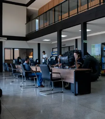 Foto da recepção da RPS Pneus com atendentes trabalhando.
