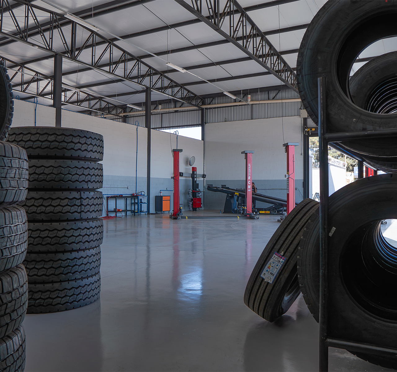 Foto do centro automotivo da RPS Pneus.