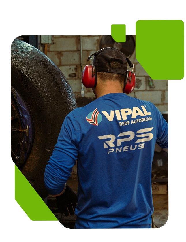 Foto de funcionário da RPS Pneus recapando pneu agrícola.